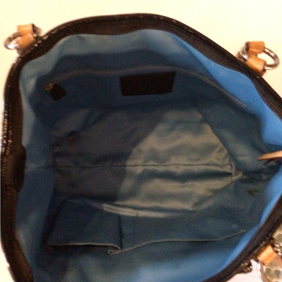 Elegant Black Patent Leather Tote Bag - Picture 4 of 4